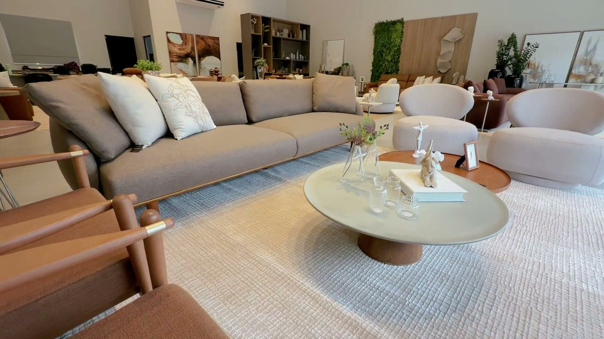 Sala no showroom da Azure com tapete grande sob os pés dianteiros do sofá e das poltronas